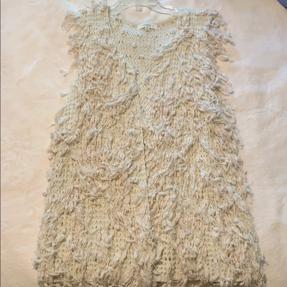 Sleeveless light creamy cardigan with tassels